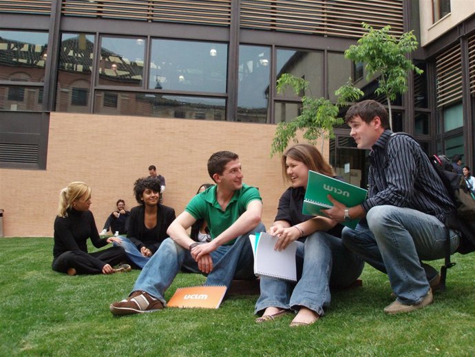 Grupo de universitarios