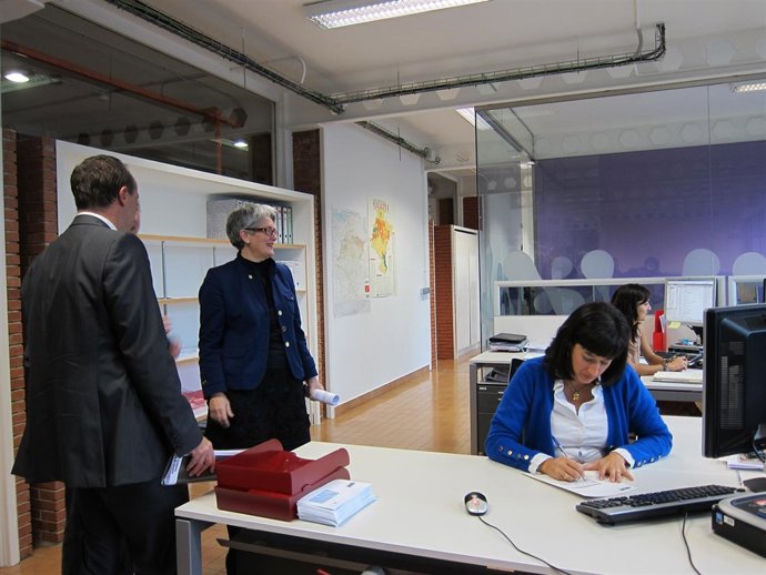 La Consejera Goicoechea Visita Una Nueva Agencia De Atención A Las Empresas.