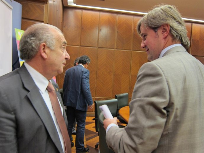 Gotor (Izquierda) Conversa Con El Director General De Deportes. 