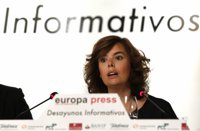 Sáenz de Santamaría cree que las palabras de Peces-Barba "se descalifican por si solas"