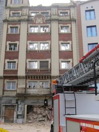 Un edificio antiguo se derrumba en el centro de Oviedo sin causar daños