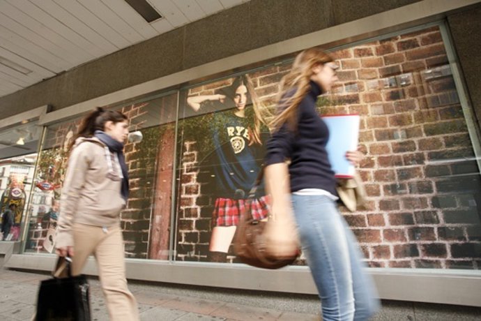  Adolescentes Que Ven Imágenes En Medios Relacionados Con La Ima