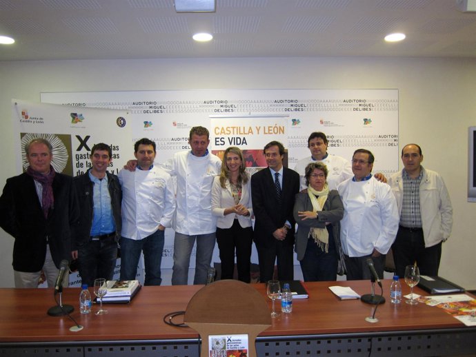 La Consejera De Cultura Y Turismo Con Algunos De Los Cocineros Participantes