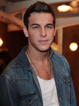 Posado del actor Mario Casas 