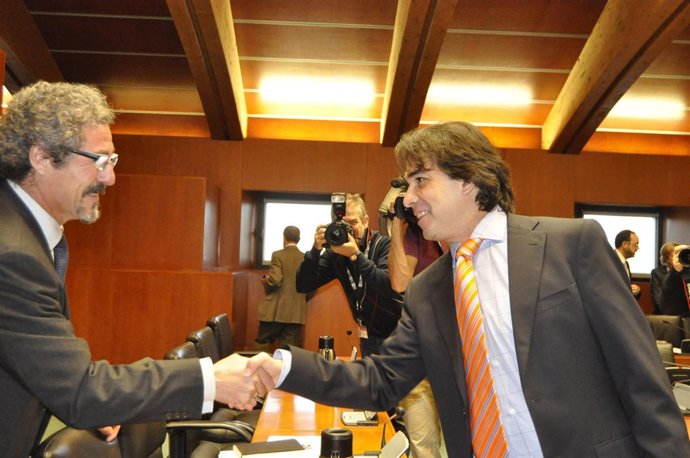 Vadillo Saluda A Gregorio Briz (CHA) En Las Cortes