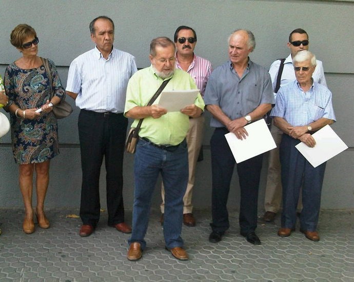 Miembros de Feaps ante la Consejería De Empleo en un acto anterior