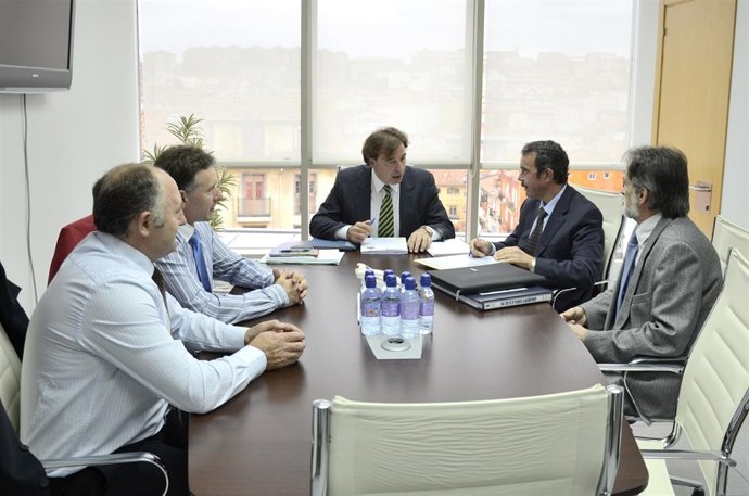 El Consejero, El Alcalde Y Los Concejales