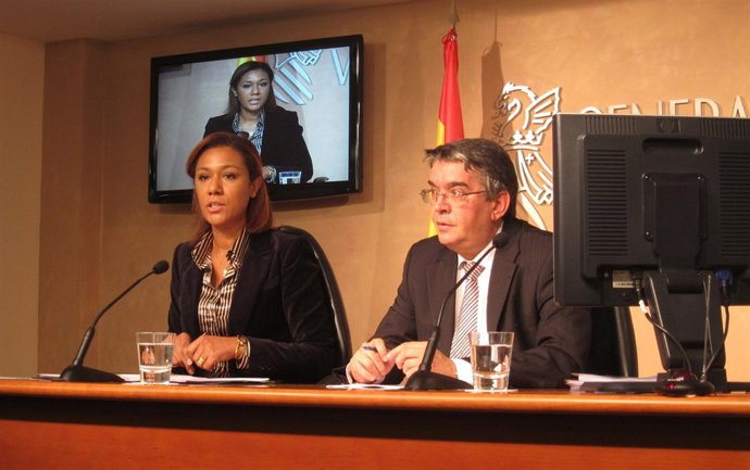 Johnson Junto A Vela En La Rueda De Prensa Posterior Al Pleno.