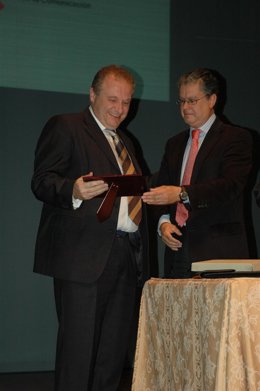 Roberto Sánchez Entrega El Premio 