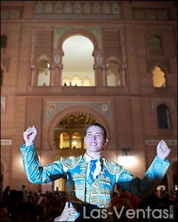 La Novillera Conchi Ríos, A Su Salida De Las Ventas Por La Puerta Grande