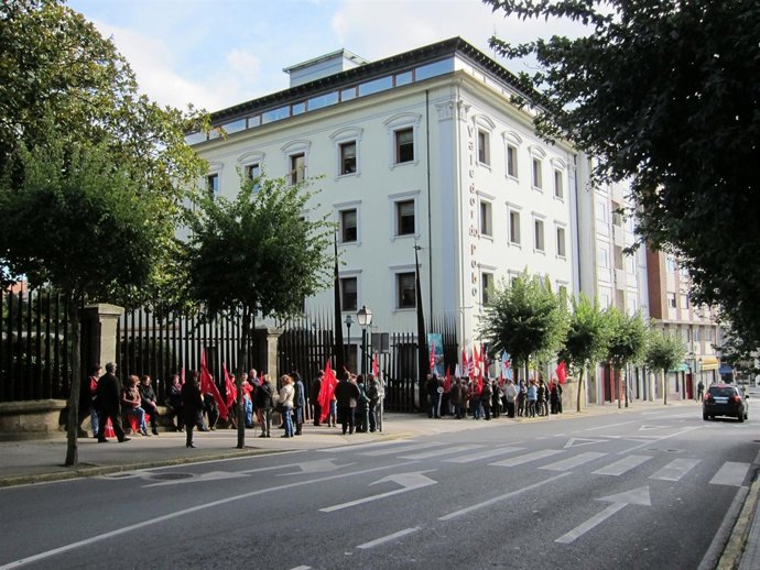 Protesta de trabajadores de Alfageme frente al Parlamento.