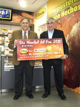 Entrega De Un Cheque De El Rincón A Cruz Roja