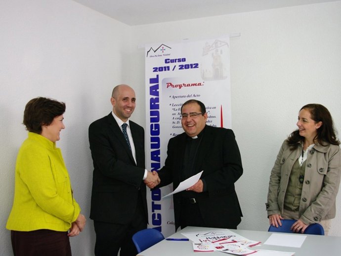 Ballesteros Y Jiménez Güeto Se Dan La Mano Tras La Firma