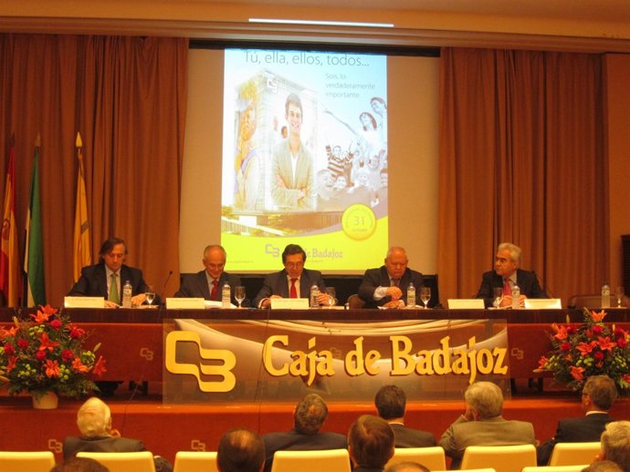 LA ULTIMA DE CAJA BADAJOZ: LA MESA REDONDA