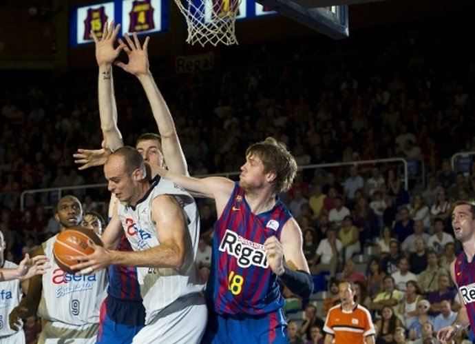 CJ Wallace En Una Acción Con El FC Barcelona Regal