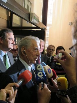 El Escritor Peruano Mario Vargas Llosa En Murcia