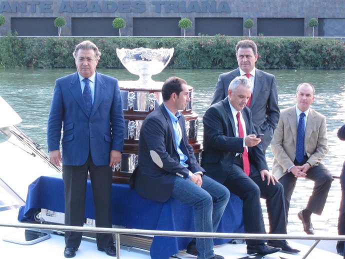 Zoido, Escañuela Y Costa, Posan En El Río Junto A La Ensaladera