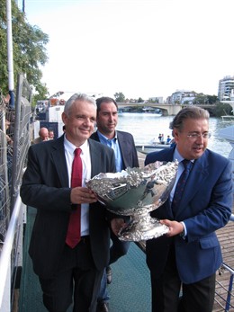 Escañuela, Junto Al Alcalde De Sevilla Con La Ensaladera