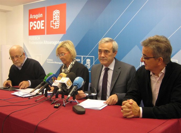 Eva Almunia Y Javier Sada Con Dirigentes Del PSOE-Huesca.