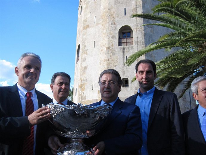 Costa  Posa Junto A Escañuela Y Zoido Junto A La Ensaladera En Sevilla