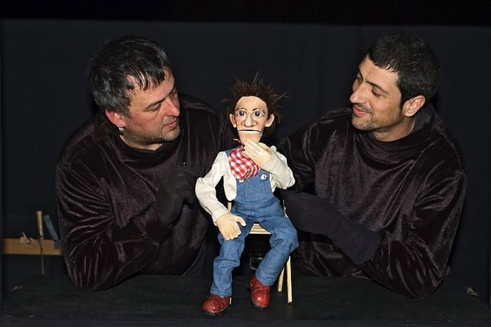 Títeres Y Actores De La Obra 'Katillukadak'.