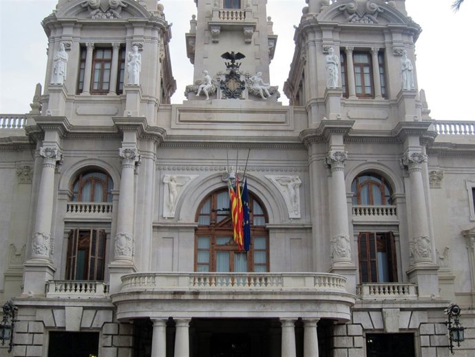 Las Banderas A Media Asta En El Ayuntamiento De Valencia