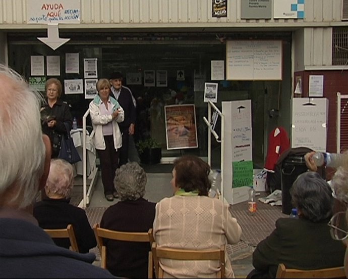 Vecinos De L'hospitalet Se Encierran En Un Ambulatorio Para Evitar Su Cierre