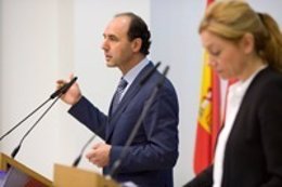 El Presidente De Cantabria, Ignacio Diego, Y Consejera Empleo, Cristina Mazas