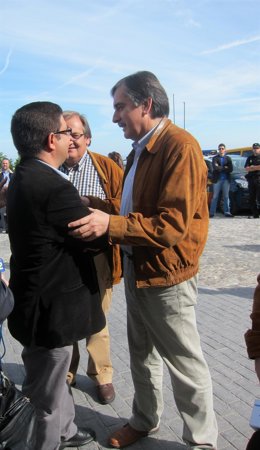 Valeriano Gómez Charla Con Francisco Reyes Antes De Antender A La Prensa.