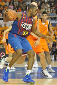 Baloncesto/Liga Endesa.- (Crónica) El FC Barcelona Regal vence con comodidad y el Unicaja pierde en Valencia