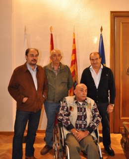 El Alcalde De Ejea Y Miembros Del Club De Pesca Tras Firmar El Convenio