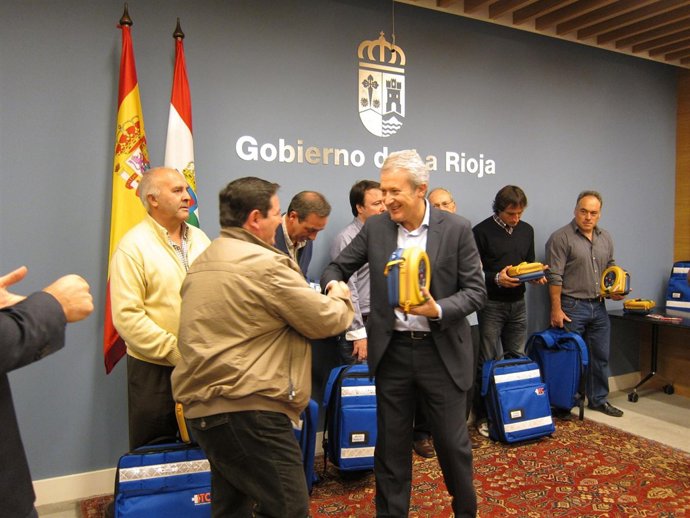 Del Río Entrega Desfibriladores A Ayuntamiento