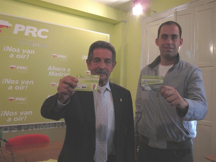 Miguel Ánge Revilla Y Jorge Puente Muestran Abono Transporte Santander-Madrid 