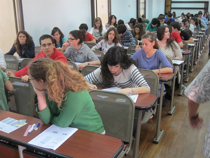 Alumnos Realizando Exámenes De Selectividad En Las  Aulas De La UCLM