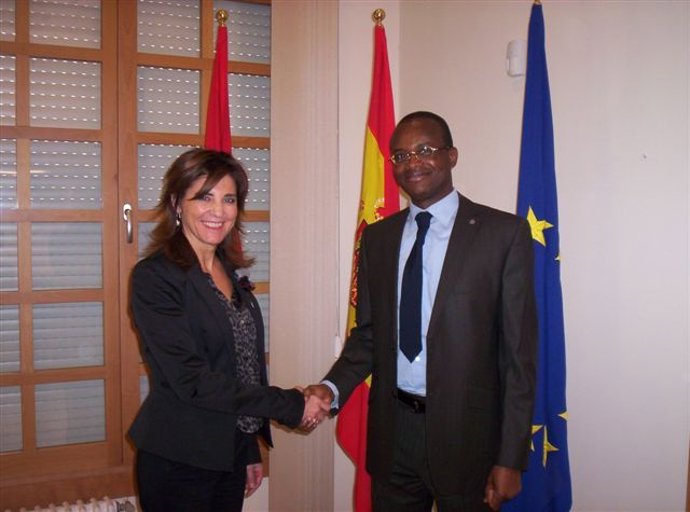 La Consejera Torres Junto Al Ministro De Educación Del Congo.