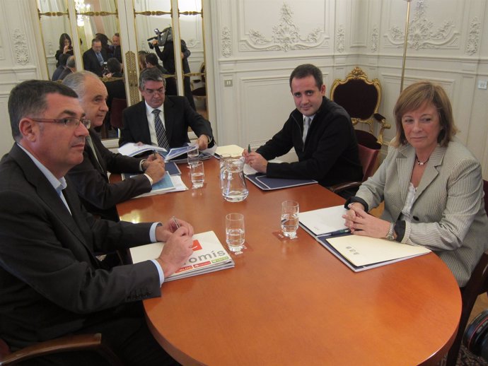 Sanz, Junto Al Resto De Portavoces, En La Reunión Con Vela