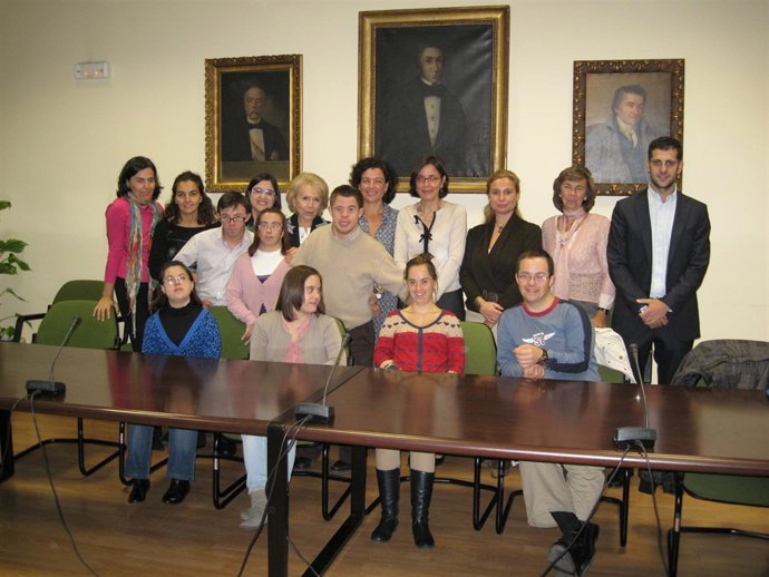 Los Asistentes A La Inauguración Del Aula Konecta - UCM