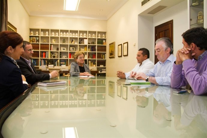 La Presidenta De La Diputación, Petronila Guerrero, Con Los Regantes De Palos.