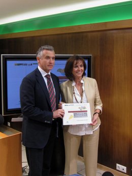 El Consejero Paulino Plata Y La Delegada Remedio Martel