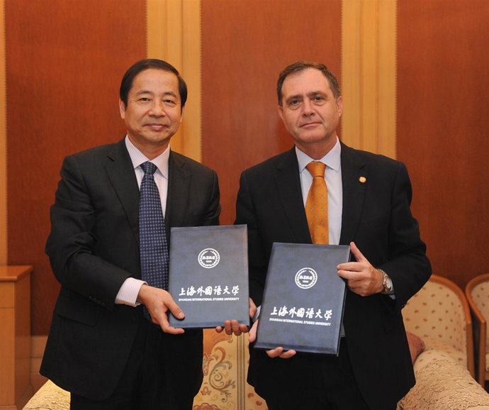 El Rector De La US, Joaquín Luque Firma Convenio Con Universidad China