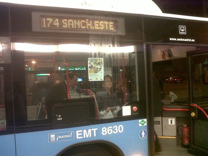 Autobús De La EMT Con Rastros De Huevos En La Noche De Halloween