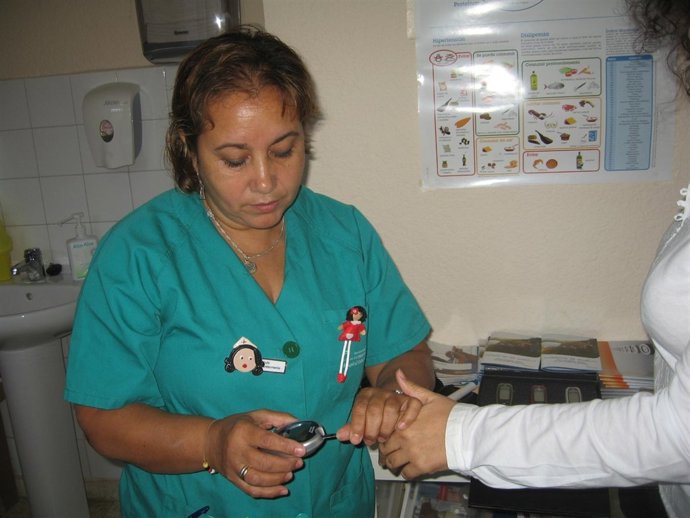 La Enfermera Responsable De La Consulta Realizando Una Prueba.