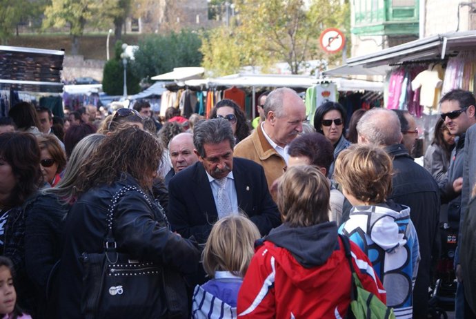 Revilla Durante Una Visita Al Mercado Semanal De Reinosa