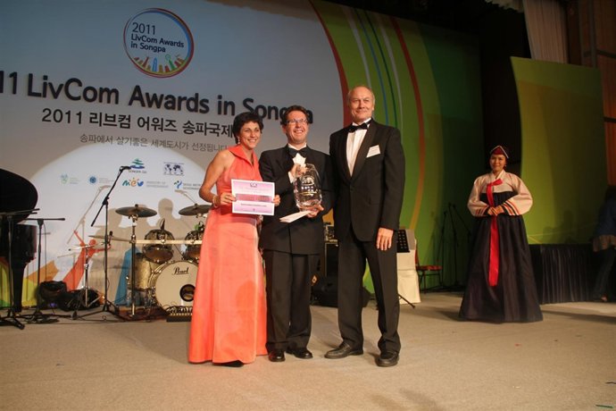 El Alcalde De Gotarrendura (Ávila) Junto Al Embajador De España En Corea