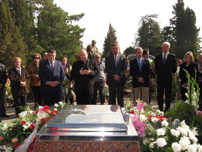 Garín, Ureña, Belloch, Gimeno Y Suárez En Acto En La Fosa Común Del Cementerio