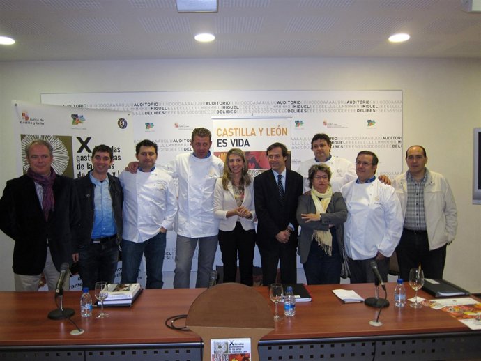 La Consejera De Cultura Y Turismo Con Algunos De Los Cocineros Participantes