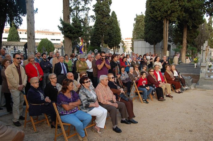 Asistentes Al Acto En El Cementerio De La Salud