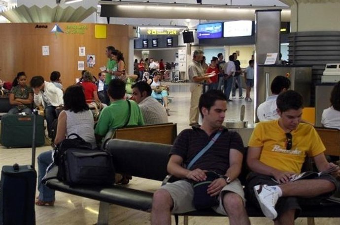 Pasajeros Esperando Un Vuelo