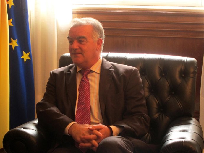 Fernando Calahorro Antes De Atender A La Prensa.