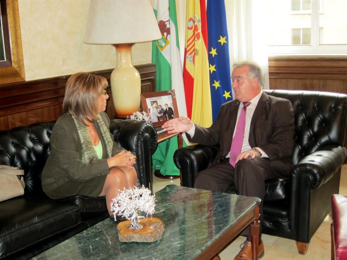 Purificación Gálvez Y Fernando Calahorro Conversan Antes De Atender A La Prensa.
